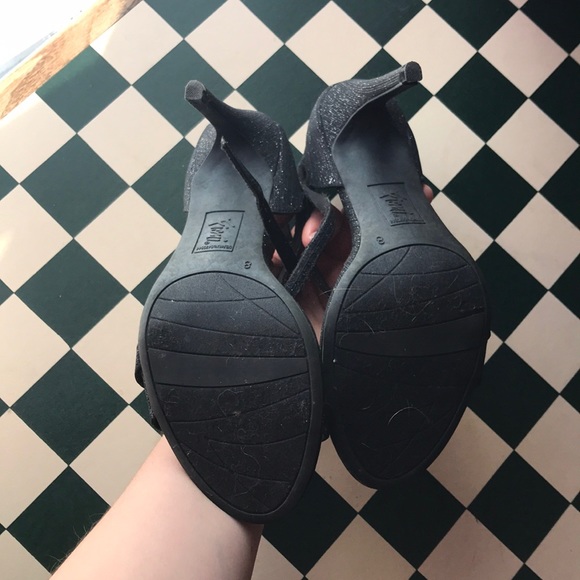 Black heels - Picture 3 of 3